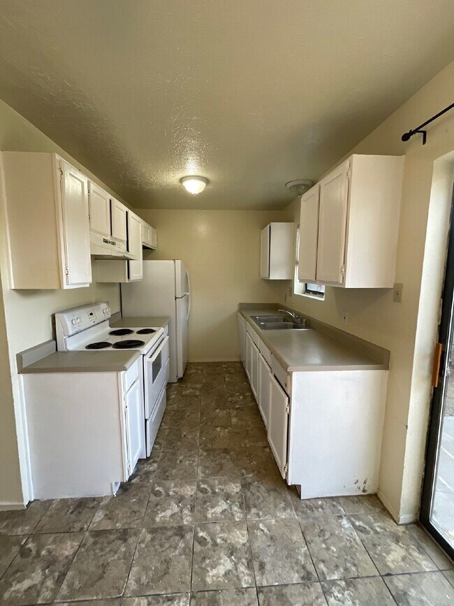 Building Photo - Two bdm townhouse style unit with private ...