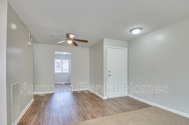 Foto del edificio - 3001B Strickland Court