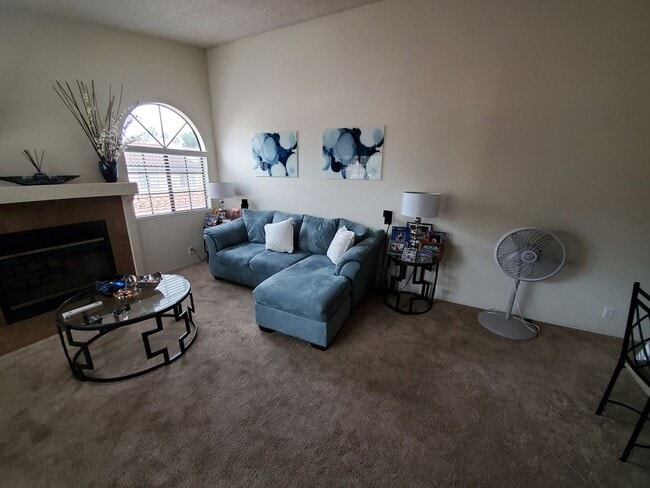 Building Photo - Beautiful 2BD/2BA Townhome in the Heart of University City - 2 Car Garage - Washer/Dryer - Quiet ...