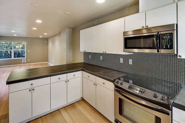 Foto del edificio - 5030 Delridge Way SW