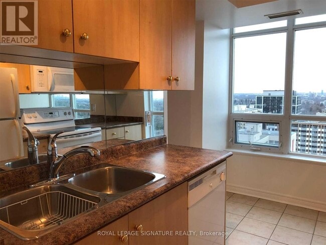 Photo du bâtiment - 212 Eglinton Ave E