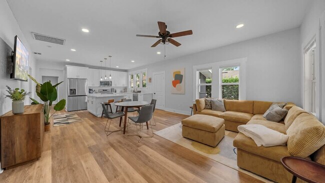 Building Photo - 1007 E Comanche Ave