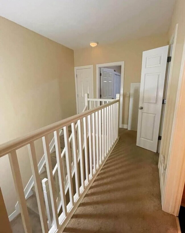 Foto del edificio - 3 Bed/2.5 Bath Condo Unit -Available Augus...