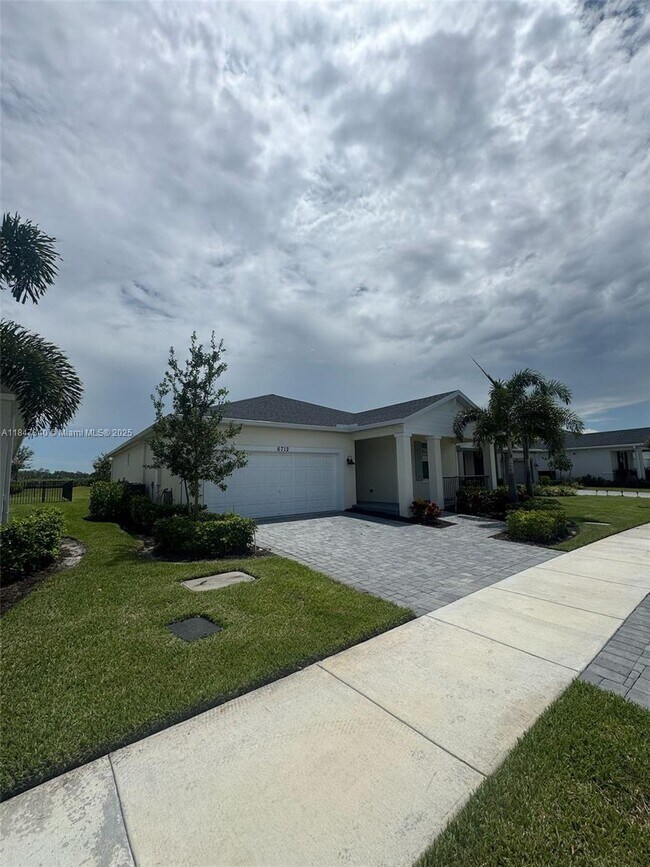 Foto del edificio - 6712 Cloverdale Ave