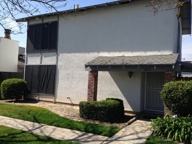 Building Photo - Nice townhome located in a gated community
