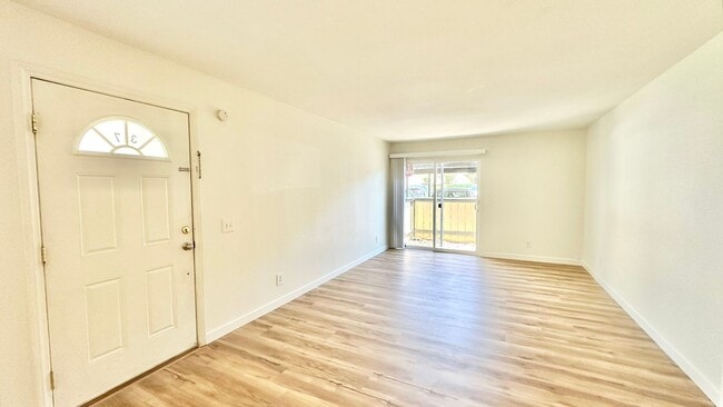 Building Photo - Darling, Entry Level, Corner-End Condo Uni...