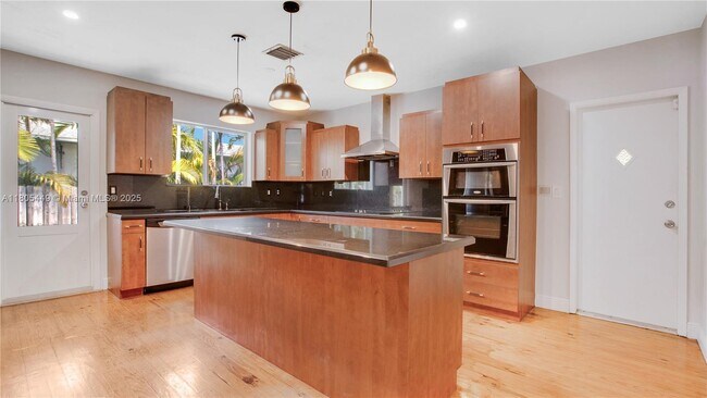 Foto del edificio - 690 NE 51st St