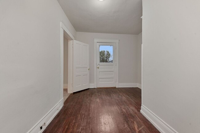 Building Photo - CHEVIOT - Roomy 3 bed 1 bath upstairs in 2...