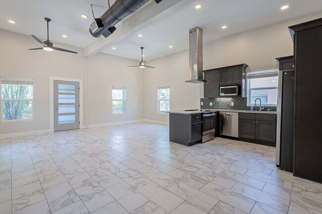 Foto del edificio - 835 E 8th St