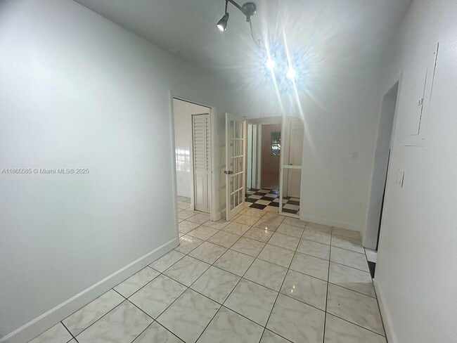 Foto del edificio - 8200 Harding Ave