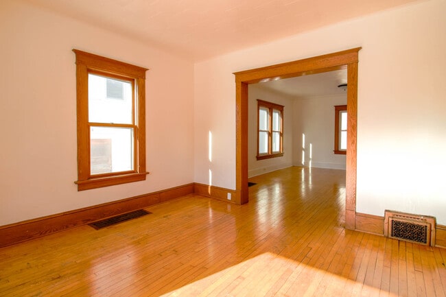 Building Photo - 418 W Irving Ave