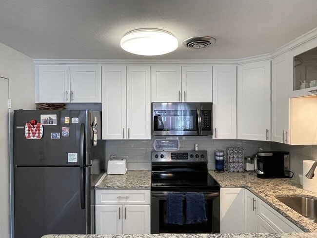 Foto del edificio - 32 Whitman Rd