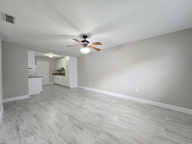 Foto del edificio - NEWLY RENOVATED 3 Bedroom 1.5 Bath now for...
