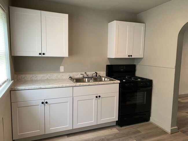 Building Photo - Adorable 2 bedroom, 2 bathroom home. Stack...