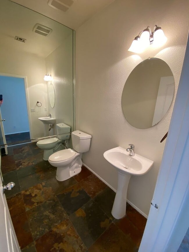 Building Photo - Beautiful 2 bed/2.5 bath home located in S...