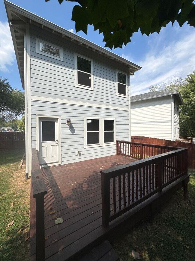 Building Photo - Stunning 3BR/2BA Home with Garage & Backya...