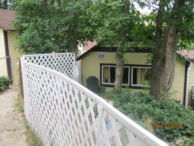 Building Photo - 808 Midland Ave