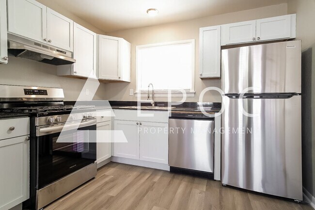 Foto del edificio - 328 W 47th Pl N