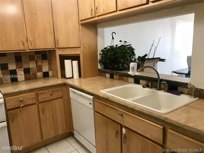 Foto del edificio - 2370 NE 135th St Apt 305