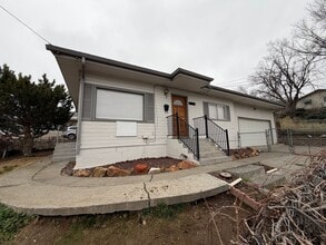 Building Photo - 2003 SW Isaac Ave