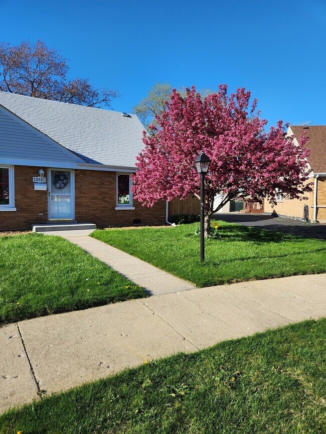 Building Photo - 10801 S Mayfield Ave
