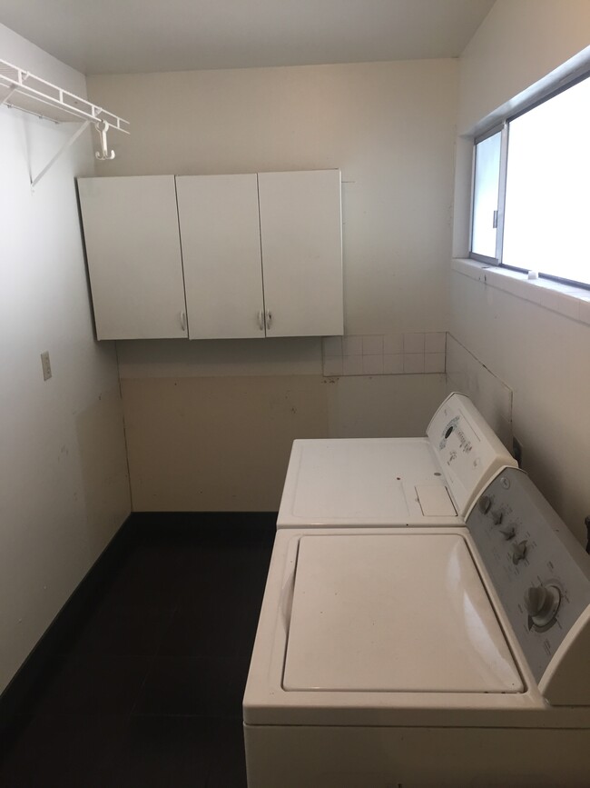 Laundry room with washer, dryer &amp; clothes rack - 604 Bonita Ave