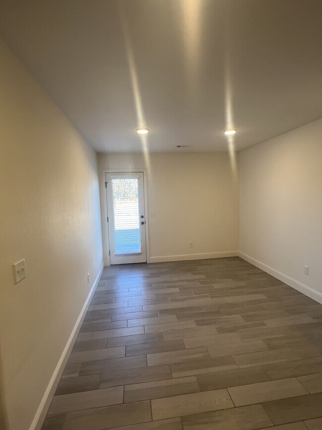 Foto del edificio - COMING SOON: Beautiful 4 bedroom/ 2 bathro...
