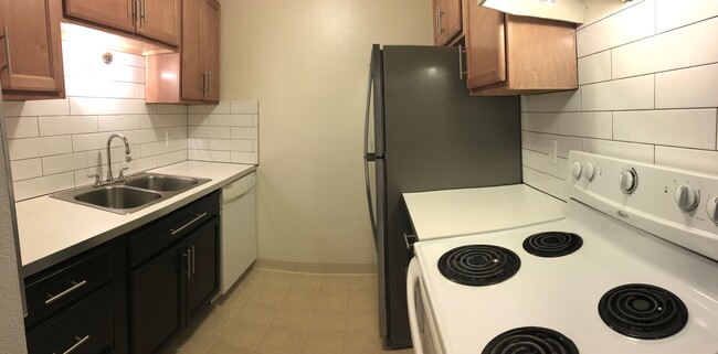 Building Photo - 4925 SE 71st Ave