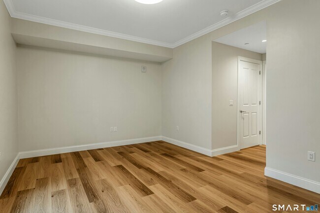 Building Photo - 440 Heights Rd