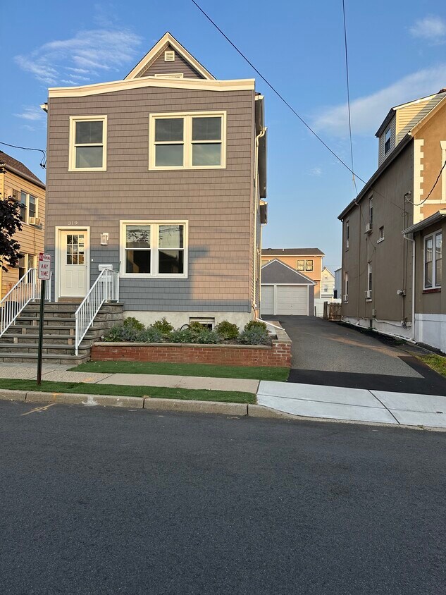 House - 319 Monroe St