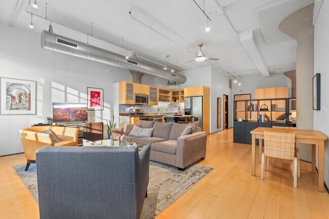 Foto del edificio - Stunning Pearl Loft with Washer/Dryer in Unit & Secure Parking