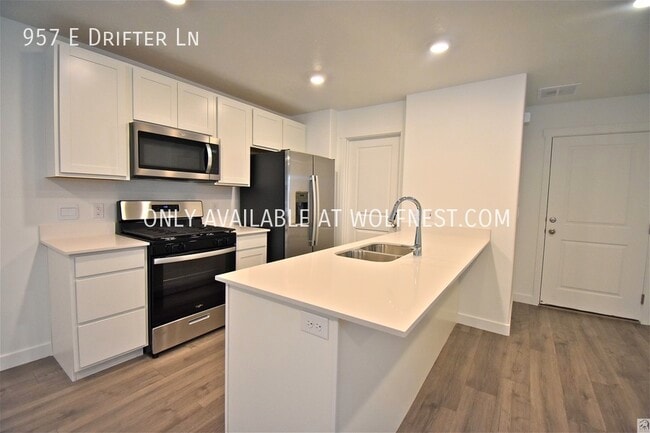 Building Photo - Stunning 3 Bed Saratoga Springs Townhome!