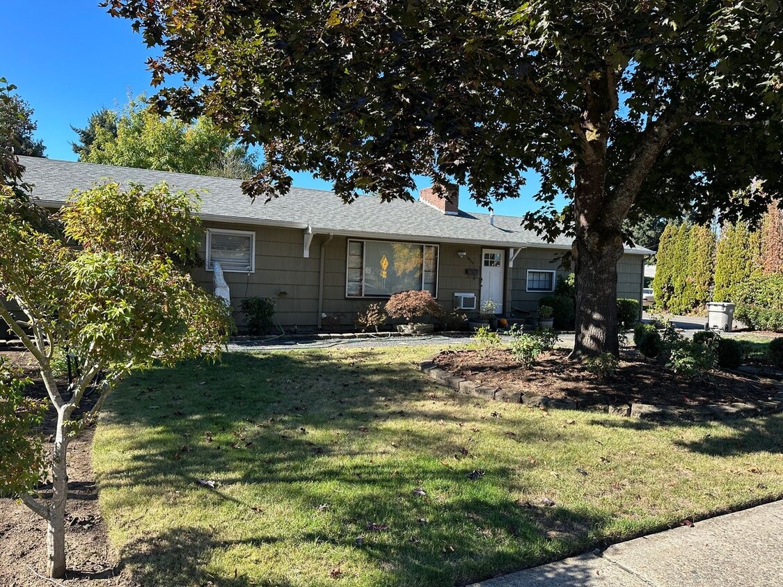 Primary Photo - 3 Bedroom 1 Bath Home With A Huge Living Room & 2 Car Garage In Lebanon