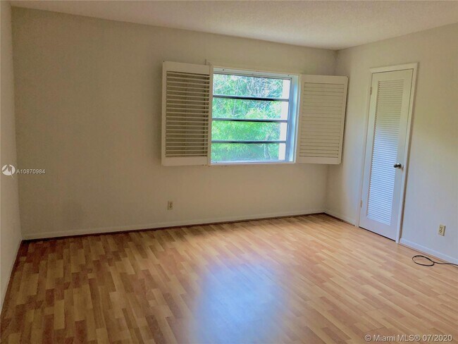 Foto del edificio - 4020 N Hills Dr