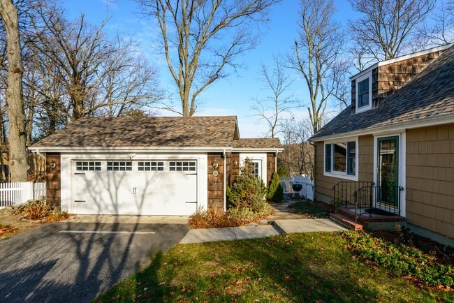 Building Photo - 20 Grove Pl