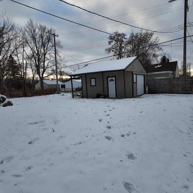 Building Photo - 9277 Vaughan St