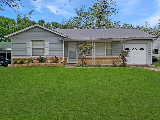 Photo - 208 Westfork Dr House