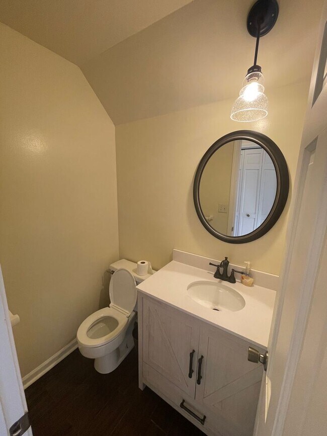 Building Photo - Beautiful 3 bed 3.5 bath townhome in KCMO