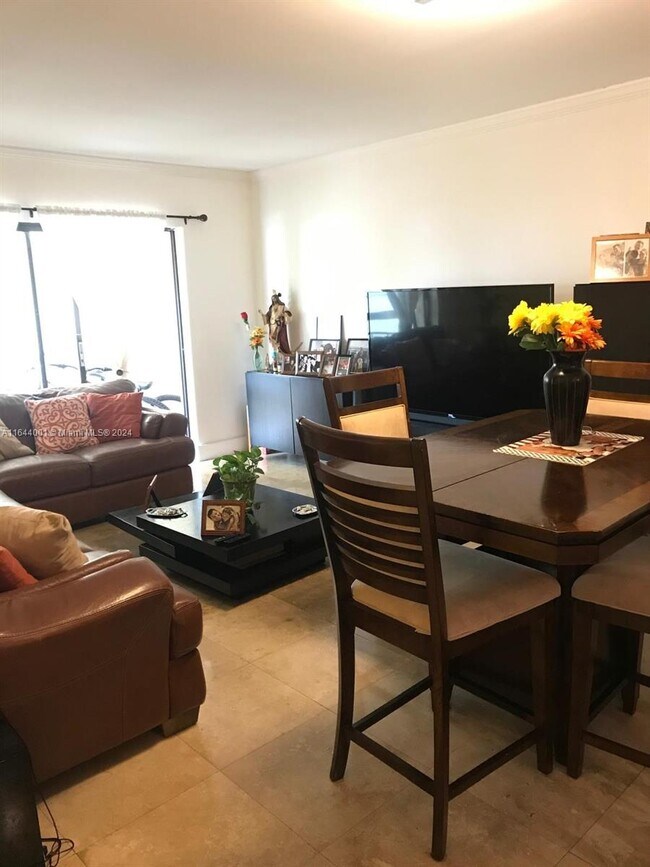 Foto del edificio - 8290 Lake Dr