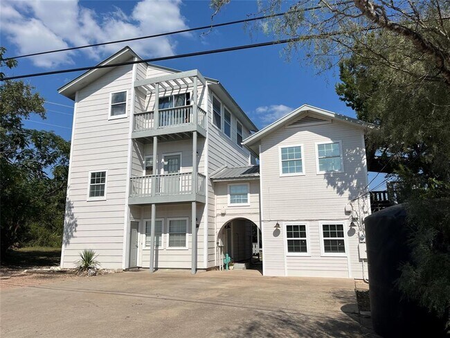 Foto del edificio - 7705 Debbie Dr