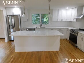 Building Photo - 5 Middle St