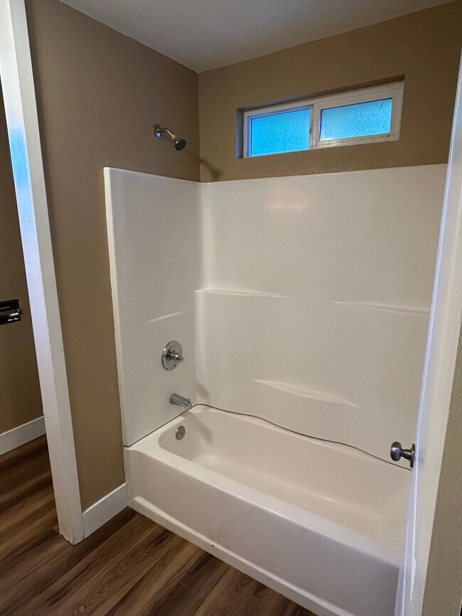 Foto del edificio - MOVE IN SPECIAL- $500 OFF OF THE 1ST MONTHS RENT-3 bedroom 2 bath with bonus storage room or bedr...