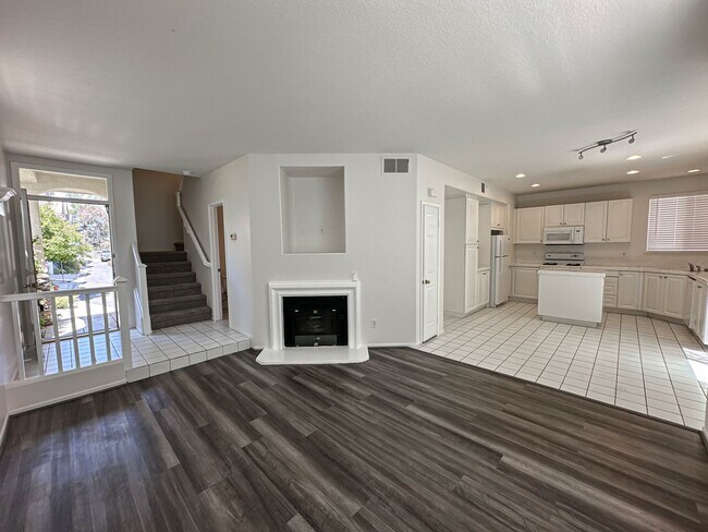 Foto del edificio - Charming 3-Bedroom Home with Large Loft with a Private Yard & Community Pool in Valencia!