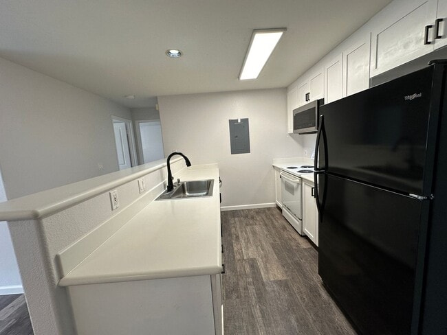 Building Photo - Experience Modern Comfort and great Views ...