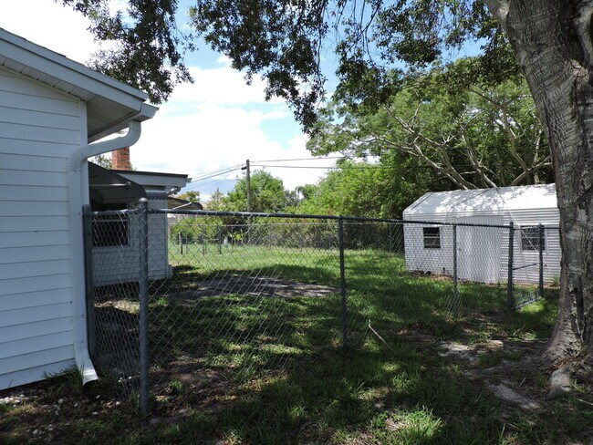 Building Photo - 838 Oswego Ave