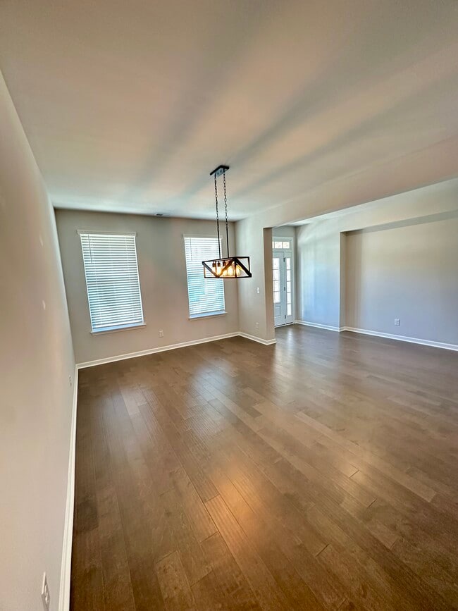 Building Photo - 304 Greymoor Ln