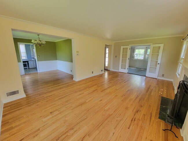 Foto del edificio - Large 4 bed, 1.5 bath, Over 2,000 square feet.