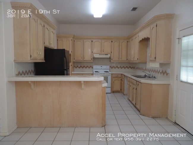 Building Photo - 2019 E 19th St