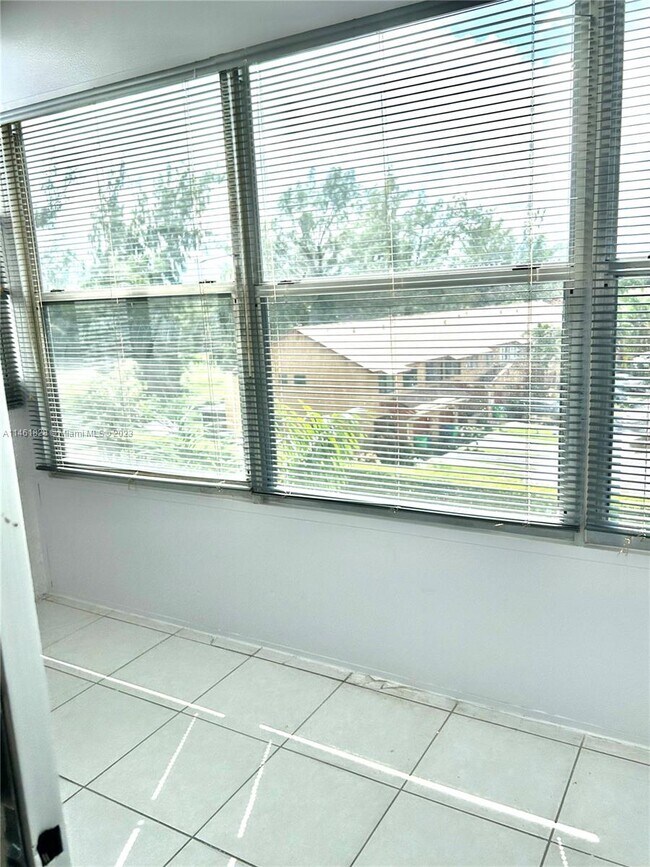 Foto del edificio - 2998 Sunrise Lakes Dr W