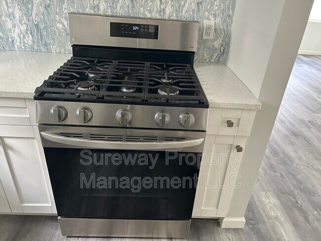 Building Photo - 736 E 28th St